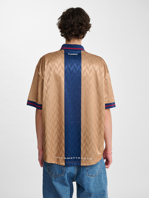 hmlLOOSE FB JERSEY S/S, CORNSTALK, model