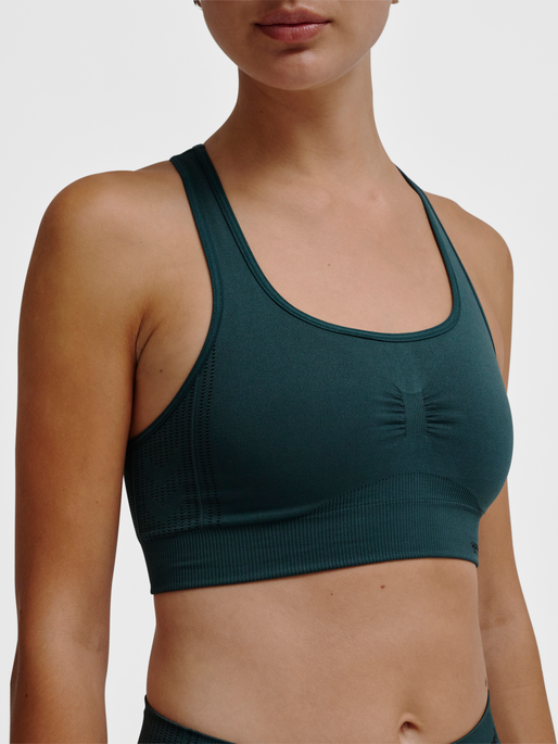 hmlMT SHAPING SEAMLESS SPORTS TOP, GREEN GABLES, model