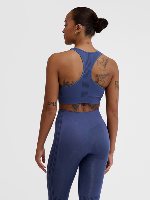 hmlMT SHAPING SEAMLESS SPORTS TOP, BLUE INDIGO, model