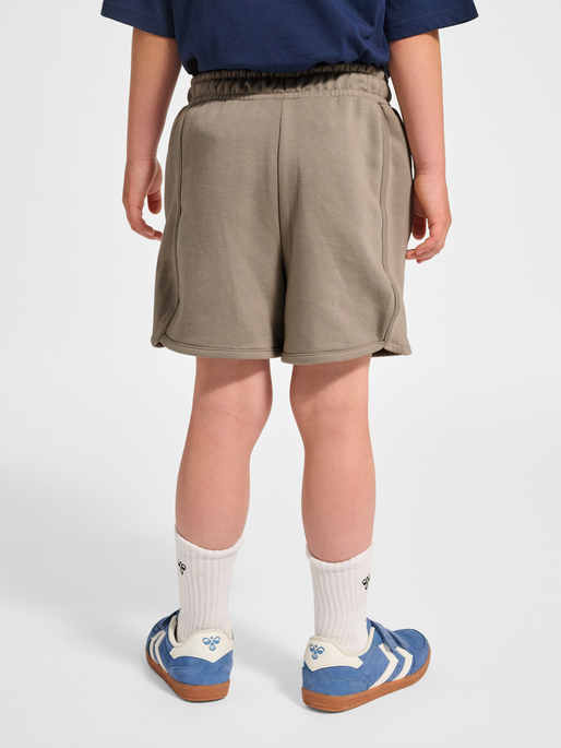 hmlJR LOOSE UNI SHORTS, ROCK RIDGE, model