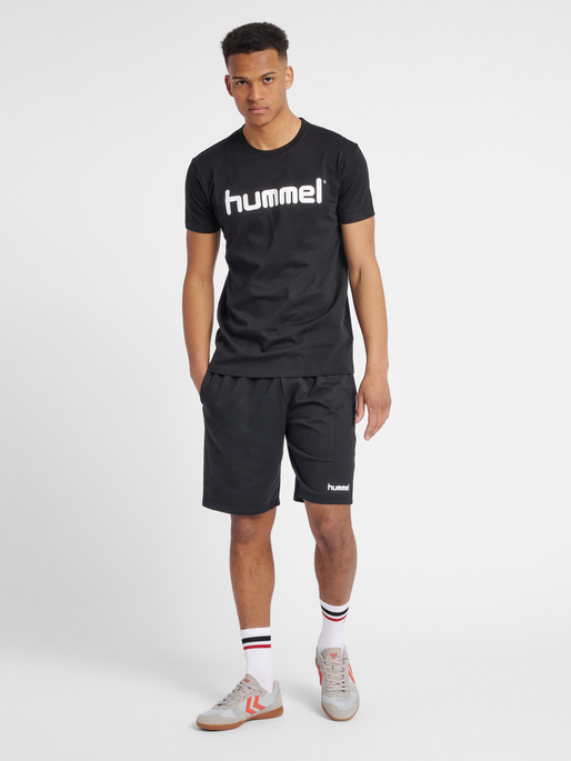 HMLGO COTTON LOGO T-SHIRT S/S, BLACK, model