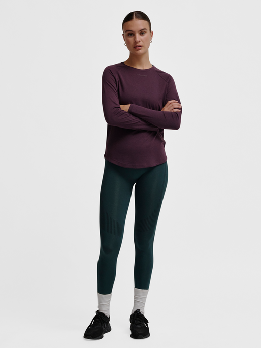 hmlMT VANJA T-SHIRT L/S, PLUM PERFECT, model