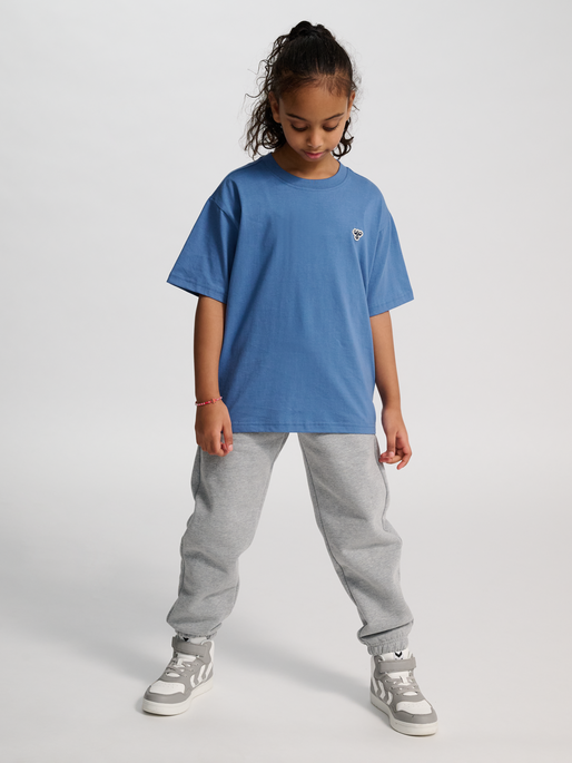hmlJR LOOSE T-SHIRT S/S BEE, DUTCH BLUE, model