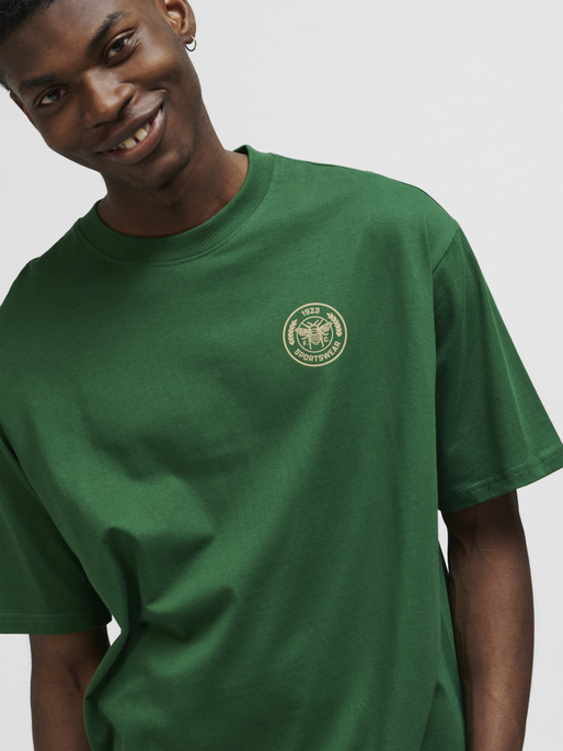 hmlSWARM LOOSE T-SHIRT, EDEN, model