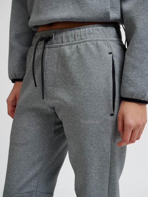 hmlTECH FLEECE REGULAR PANTS, GREY MELANGE, model