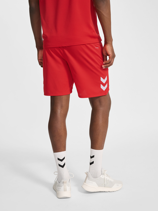 hmlLEAD 2.0 SHORTS, TRUE RED, model