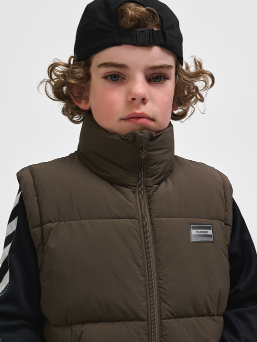 hmlCRISP TEX VEST, MAJOR BROWN, model