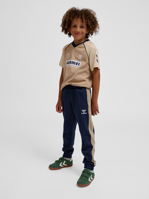 hmlESSEN PANTS, BLACK IRIS, model