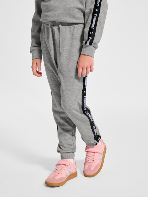 hmlJR DANCE SWEATPANTS, GREY MELANGE, model
