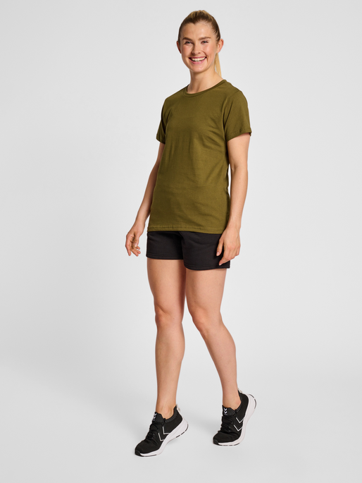 hmlRED HEAVY T-SHIRT S/S WOMAN, DARK OLIVE, model