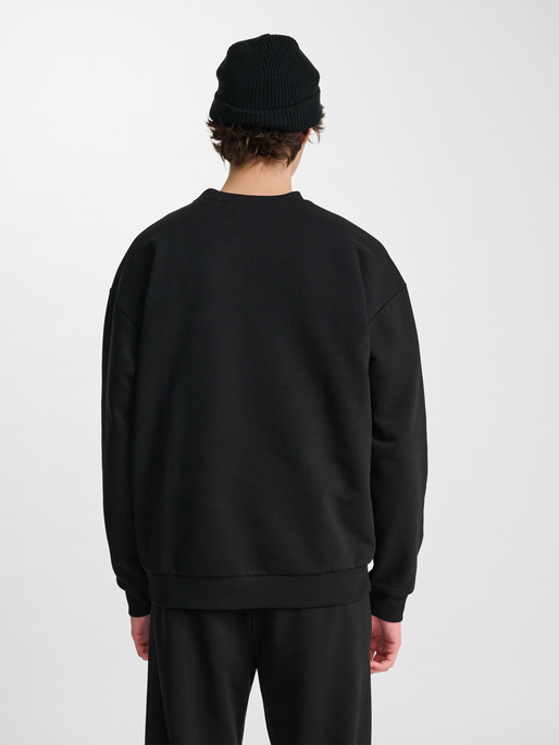 hmlLOOSE CREWNECK BEE, BLACK, model