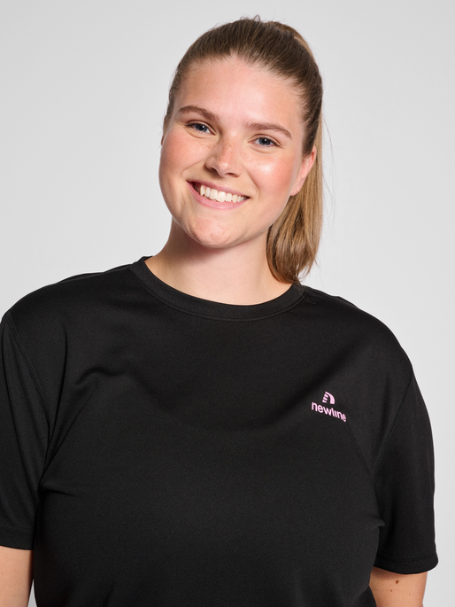nwlSB S/S RUNNING TEE, BLACK, model