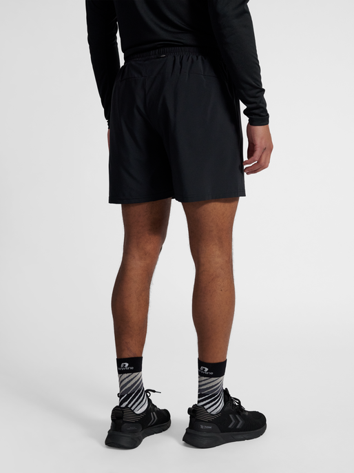 nwlMAX ZIP POCKET SHORTS, BLACK, model