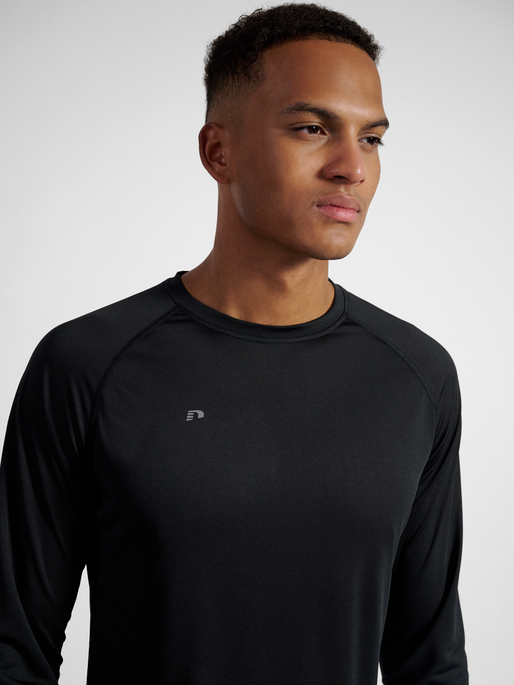 nwlBEAT T-SHIRT L/S, BLACK, model
